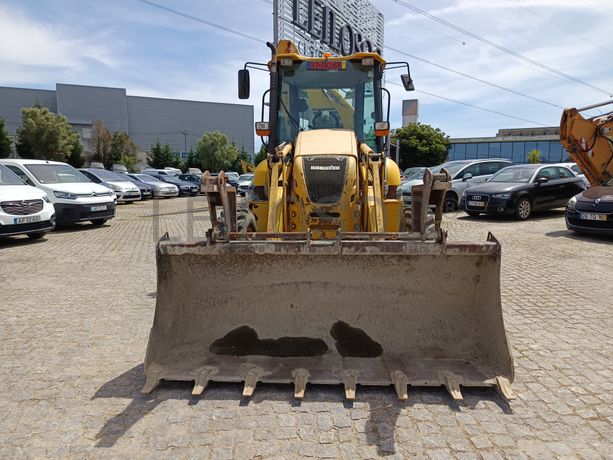 Retroescavadora Komatsu · Ano 2008