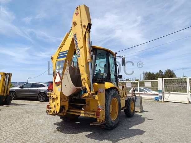 Retroescavadora Komatsu · Ano 2008