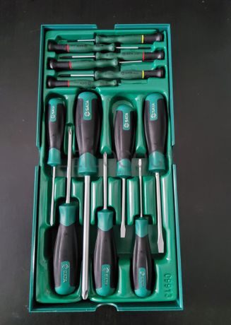 TABULEIRO DE 13 PEÇAS COM CHAVES DE FENDAS COMBINADAS