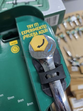 CHAVES COM ROQUETE NA BOCA E NA LUNETA