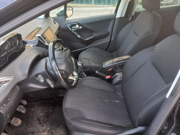Peugeot 208 · Ano 2017