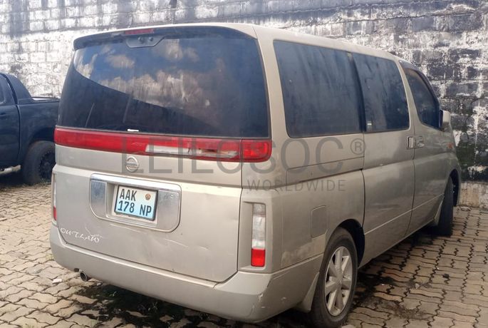 Viatura Nissan Serena