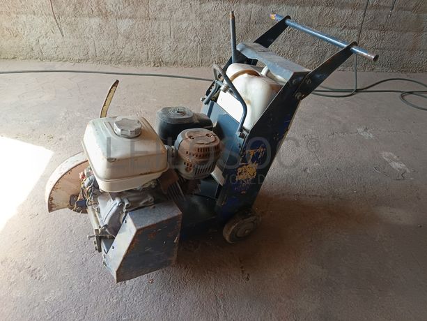 Máquina de Cortar estrada · Ano 2001