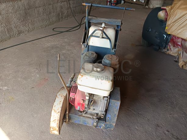 Máquina de Cortar estrada · Ano 2001