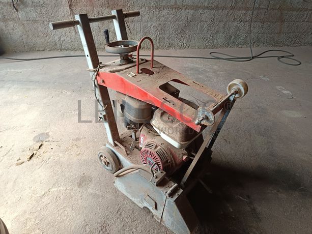 Máquina de cortar estrada