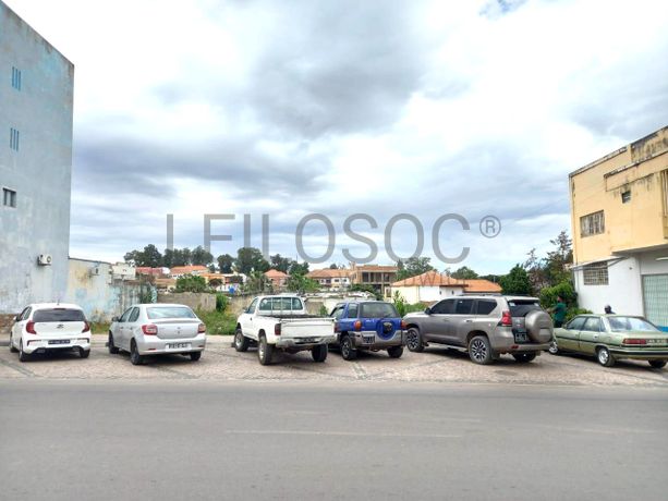 Imóvel Multifuncional no Centro do Lubango – 650 m² com Potencial Comercial e Habitacional