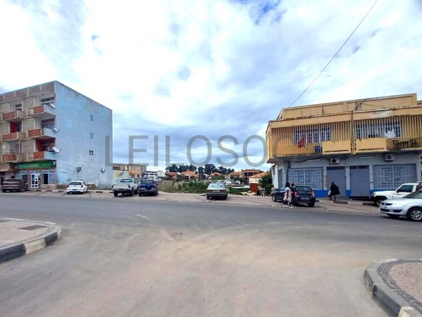 Imóvel Multifuncional no Centro do Lubango – 650 m² com Potencial Comercial e Habitacional