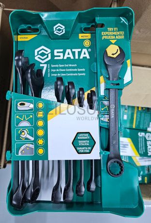 CHAVES COM ROQUETE NA BOCA E LUNETA