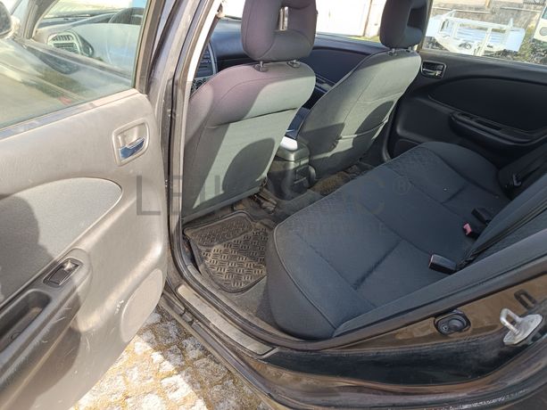 Toyota Avensis 2.0D · Ano 2002