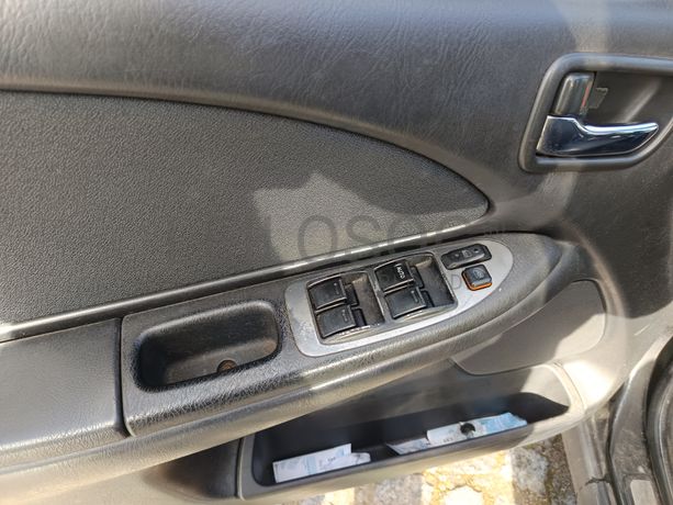 Toyota Avensis 2.0D · Ano 2002