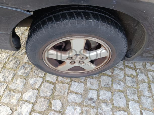 Toyota Avensis 2.0D · Ano 2002