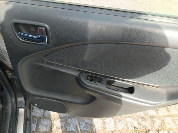 Toyota Avensis 2.0D · Ano 2002