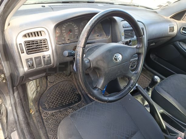 Toyota Avensis 2.0D · Ano 2002