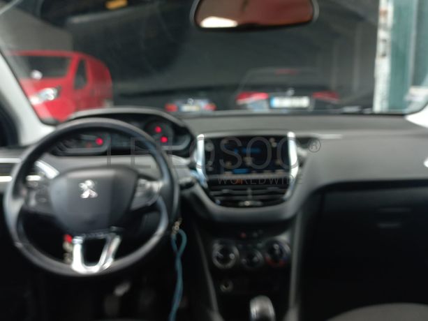 Peugeot 208 · Ano 2018