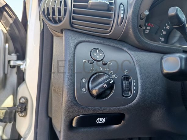 Mercedes-Benz C220 · Ano 2004