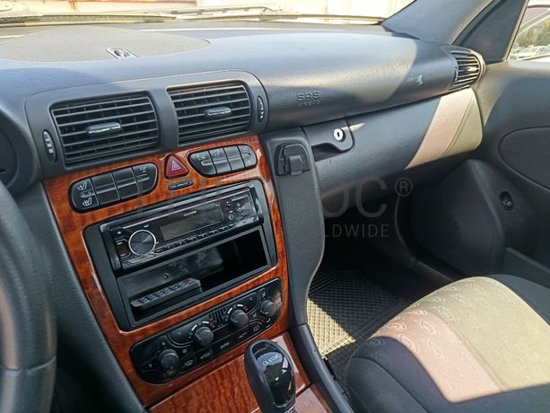 Mercedes-Benz C220 · Ano 2004