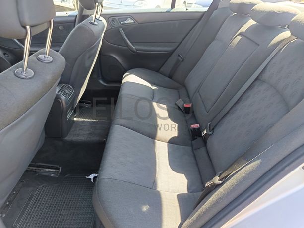 Mercedes-Benz C220 · Ano 2004