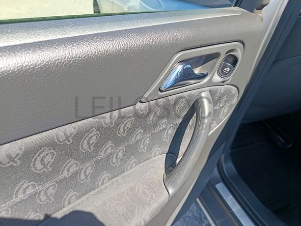 Mercedes-Benz C220 · Ano 2004