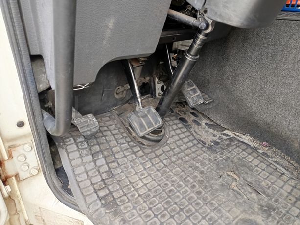 Volvo FL 220 · Ano 2001