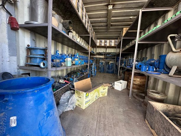 Dois contentores marítimos