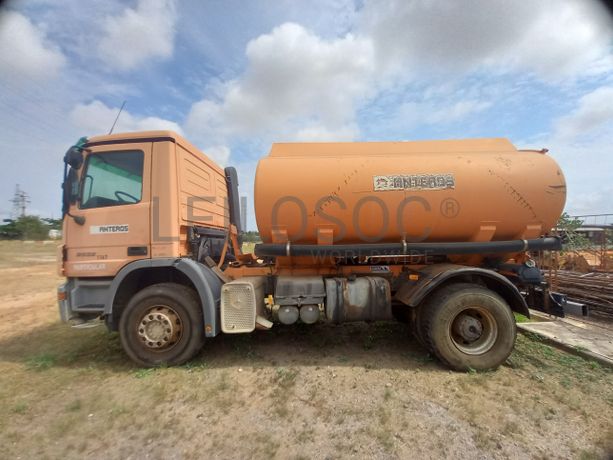 Camião Cisterna da marca MERCEDES BENZ, modelo ACTROS 2032