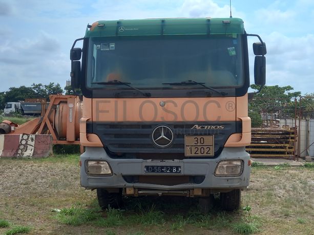 Camião Cisterna da marca MERCEDES BENZ, modelo ACTROS 2032