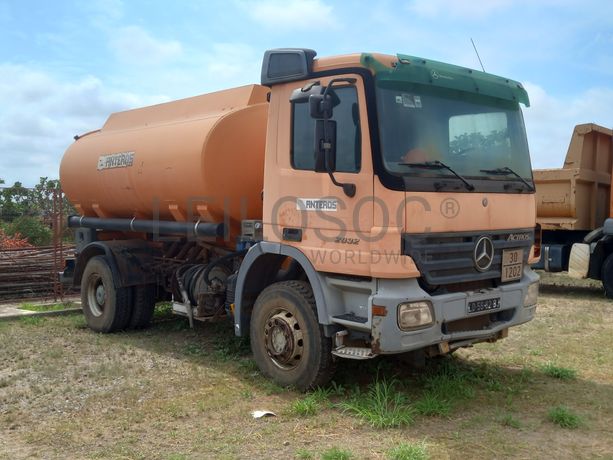 Camião Cisterna da marca MERCEDES BENZ, modelo ACTROS 2032