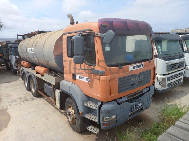 Camião Cisterna Betum. da marca MAN, modelo TGA-26.360