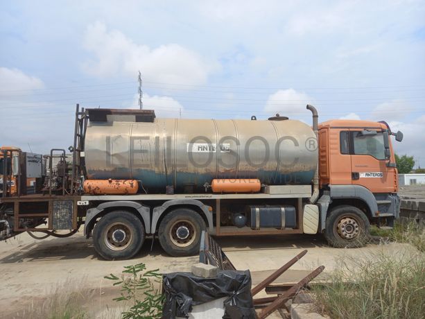 Camião Cisterna Betum. da marca MAN, modelo TGA-26.360