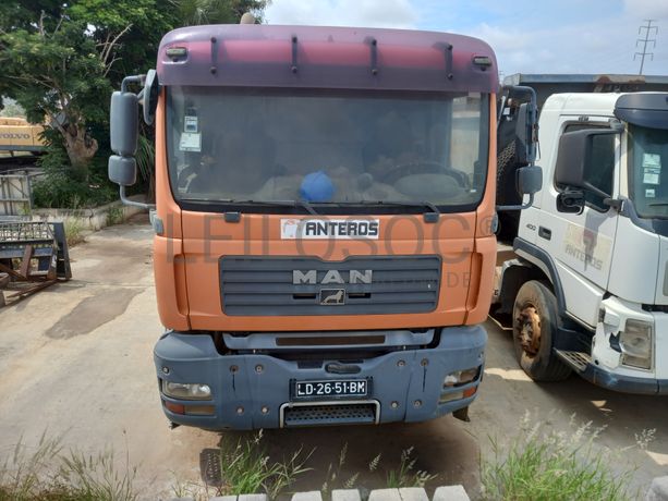 Camião Cisterna Betum. da marca MAN, modelo TGA-26.360