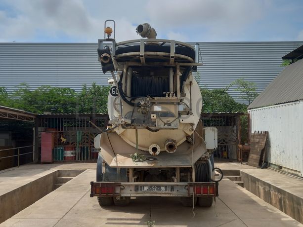 Camião de Saneamento da marca VOLVO, modelo FM7-43-4,10-2000