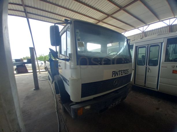 Camião Caixa Fixa c/ Braço Hidráulico da marca MERCEDES BENZ, modelo 914/42