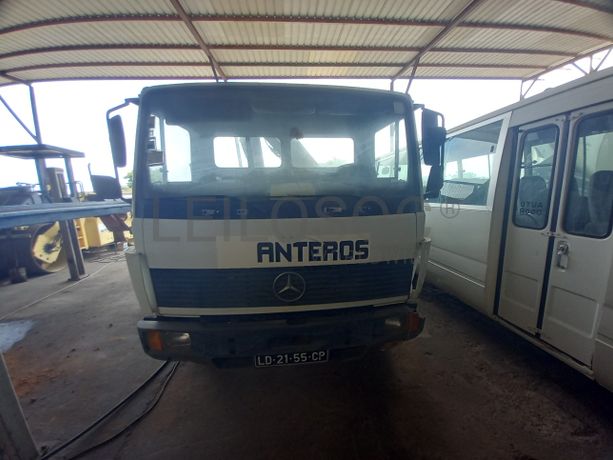 Camião Caixa Fixa c/ Braço Hidráulico da marca MERCEDES BENZ, modelo 914/42