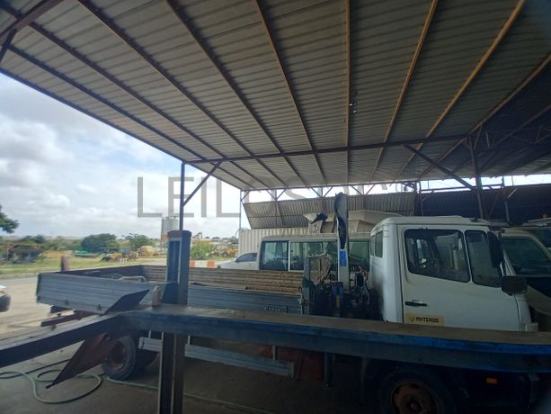 Camião Caixa Fixa c/ Braço Hidráulico da marca MERCEDES BENZ, modelo 914/42