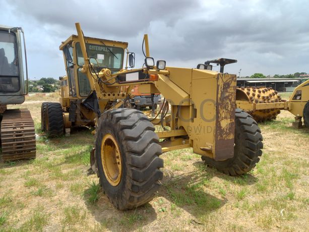 Motoniveladora 15 T da marca CATERPILLAR, modelo 140H