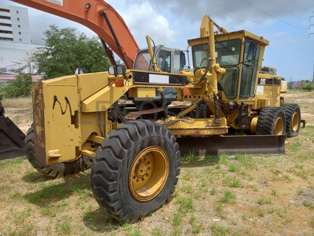 Motoniveladora 15 T da marca CATERPILLAR, modelo 140H