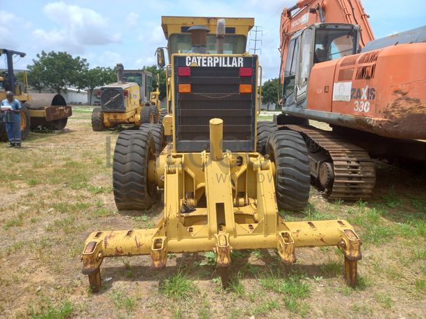 Motoniveladora 15 T da marca CATERPILLAR, modelo 140H