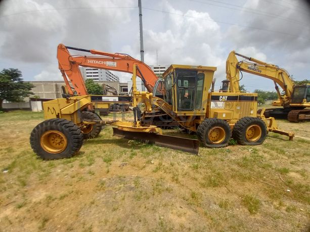 Motoniveladora 15 T da marca CATERPILLAR, modelo 140H