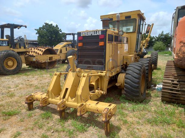 Motoniveladora 15 T da marca CATERPILLAR, modelo 140H