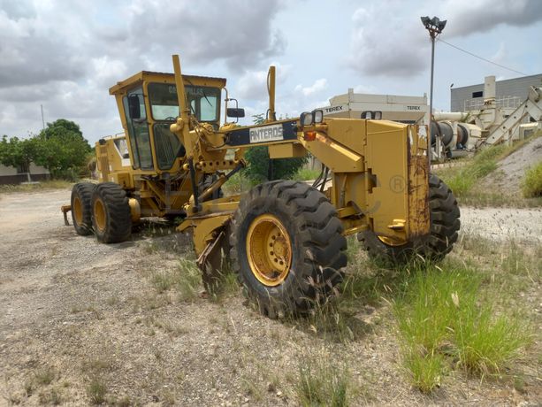 Motoniveladora 15 T da marca CATERPILLAR, modelo 140H