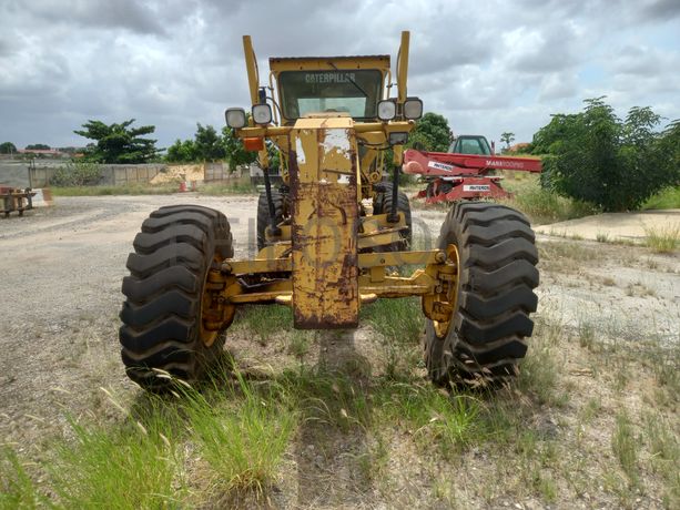 Motoniveladora 15 T da marca CATERPILLAR, modelo 140H
