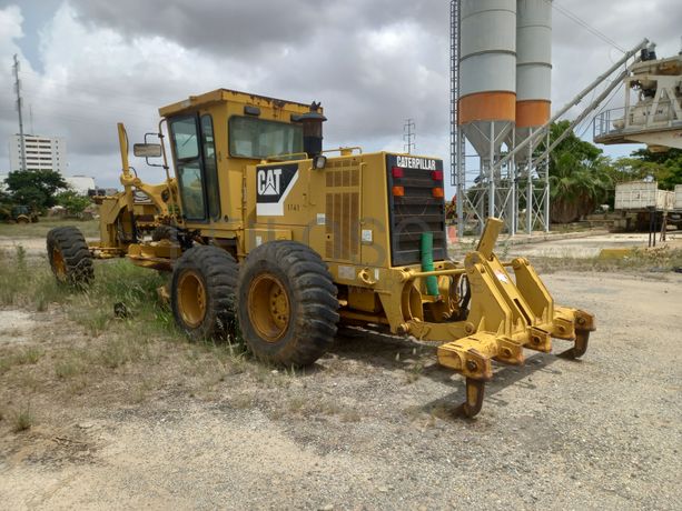Motoniveladora 15 T da marca CATERPILLAR, modelo 140H