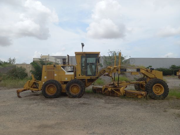 Motoniveladora 15 T da marca CATERPILLAR, modelo 140H