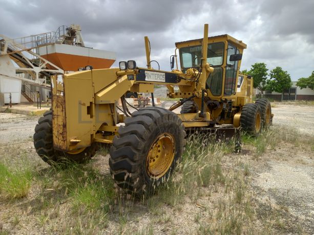 Motoniveladora 15 T da marca CATERPILLAR, modelo 140H
