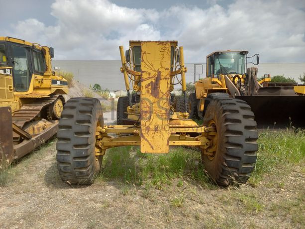 Motoniveladora 20 T da marca CATERPILLAR, modelo 14H