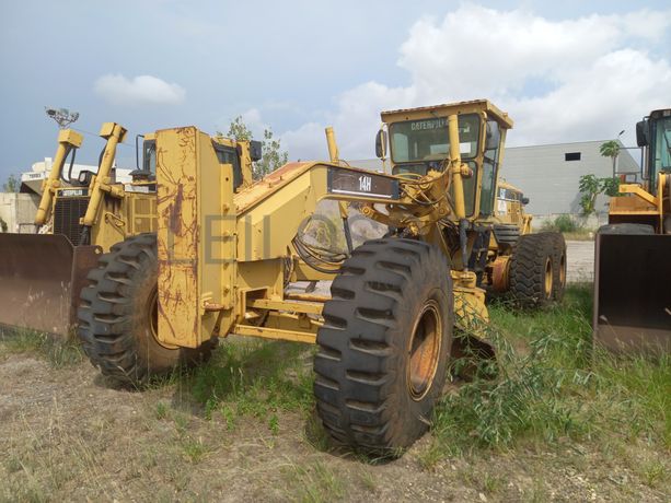 Motoniveladora 20 T da marca CATERPILLAR, modelo 14H