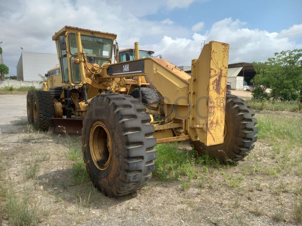 Motoniveladora 20 T da marca CATERPILLAR, modelo 14H
