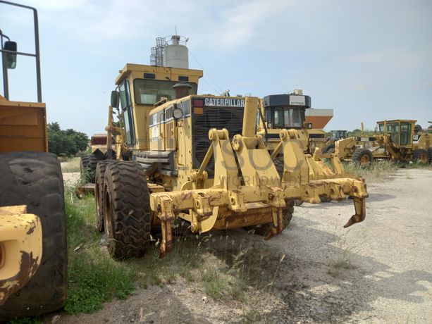 Motoniveladora 20 T da marca CATERPILLAR, modelo 14H