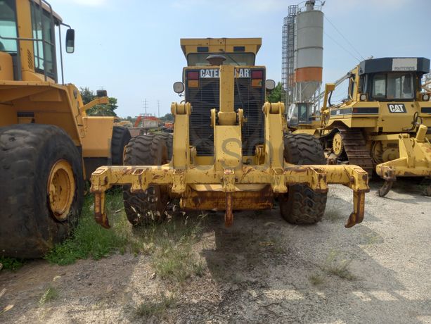 Motoniveladora 20 T da marca CATERPILLAR, modelo 14H