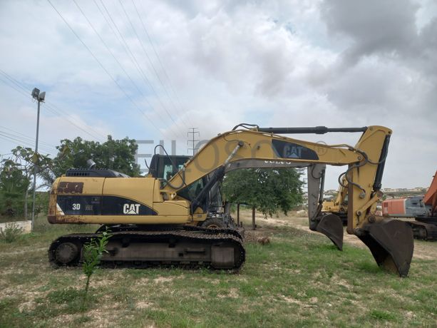 Escavadora de Rastos da marca CATERPILLAR, modelo 323D